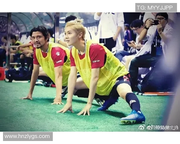 鹿晗与足球明星亲密合影展现运动与偶像的完美结合